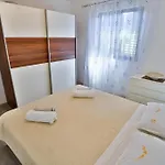 With Parking Space Sutivan, Brac - 752 דירה